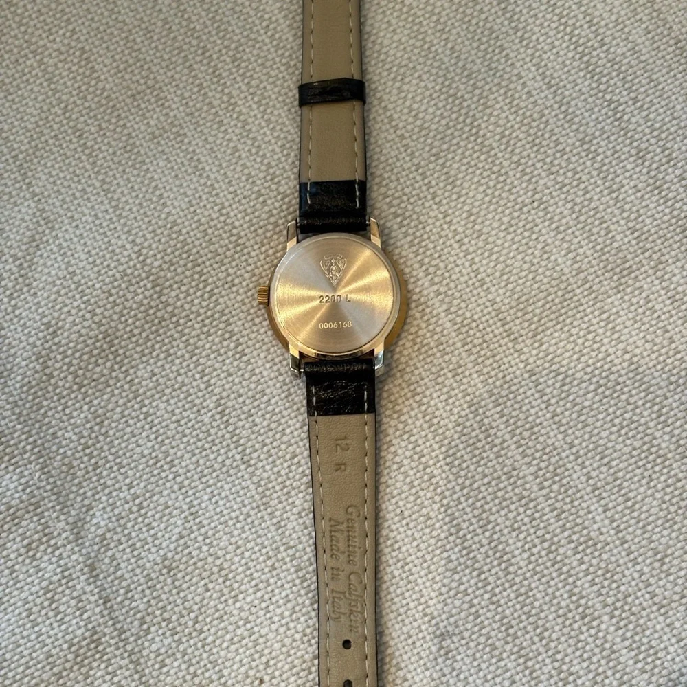 Vintage Gucci Gold and Black Roman Numeral Watch Swiss Made - Picture 4 of 13